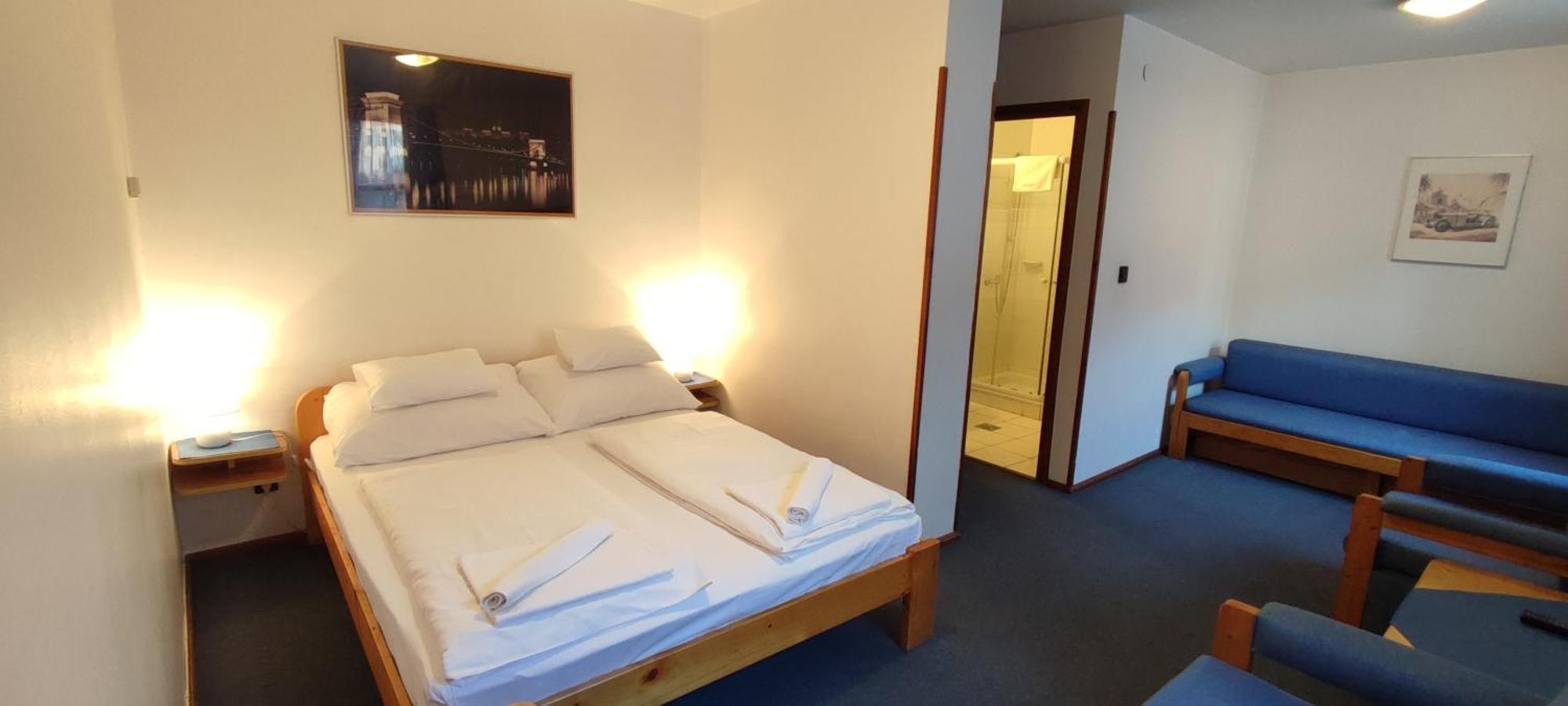 Adler Panzio Hotel Budaors Ngoại thất bức ảnh
